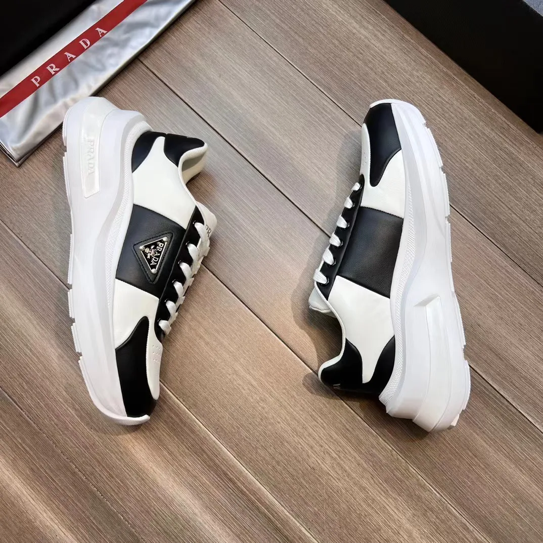 P440 Prad* men's new soft leather casual sneakers. This sneaker is made of Napa cowhide. The leather is soft and fine, with a natural texture, which improves breathability. The outer side is coated with an enamel metal triangle logo to embellish the shoe body. The tongue and heel are decorated with brand letter logo details. Ultra-lightweight 6cm concave and convex rubber thick sole with PRADA letter logo on the side and cowhide lining. It feels comfortable on the foot and is exquisite and versatile!